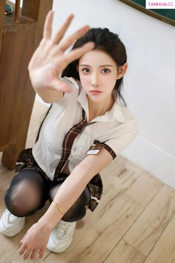   [XiuRen]高清写真图 2025.07.04 No.10512 梨霜儿 学妹制服第20张图片